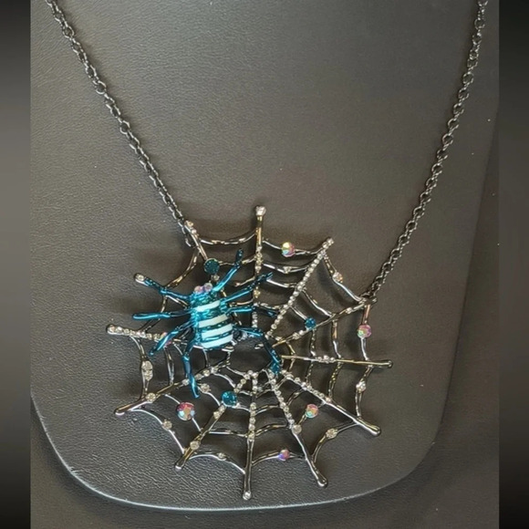 BETSEY JOHNSON Halloween Spiderweb & Glow In The Dark Spider Chain Necklace NWT - Picture 1 of 6